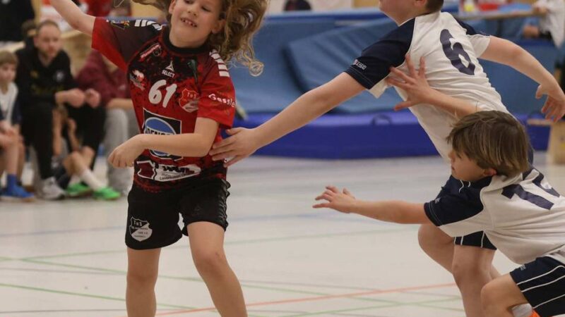 Spielfest beim TuS Rheindorf in Leverkusen: 200 Handball-Minis haben Ballkontakt – und jede Menge Spaß