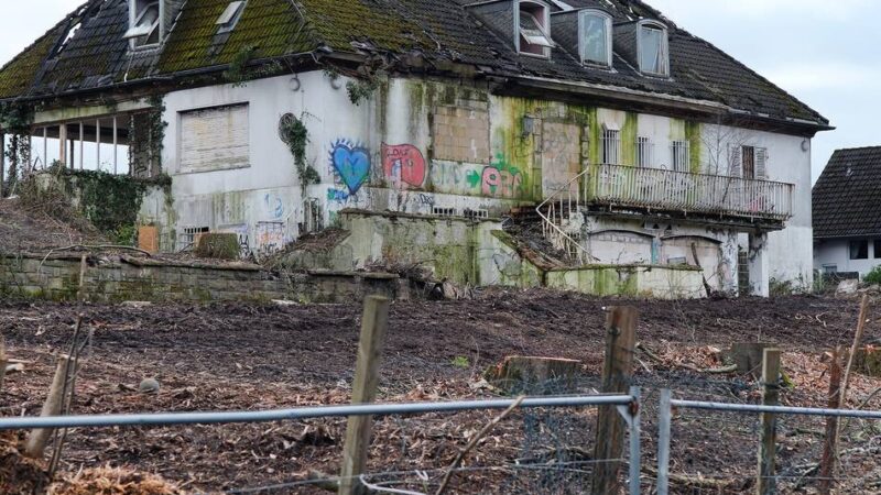 Lost Place in Hösel: Rodungsarbeiten rund um verlassene Villa