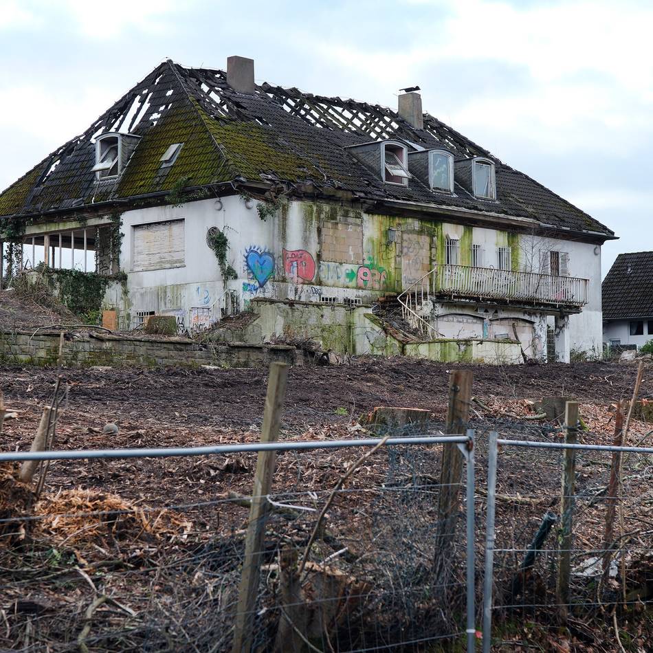 Lost Place in Hösel: Rodungsarbeiten rund um verlassene Villa