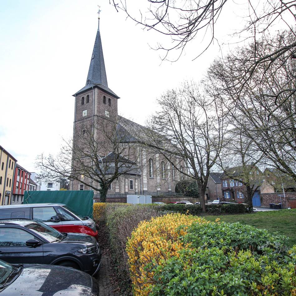 Diskussion bei der Dorfkonferenz: Nur noch 15 Parkplätze an der Kirche in Frimmersdorf?