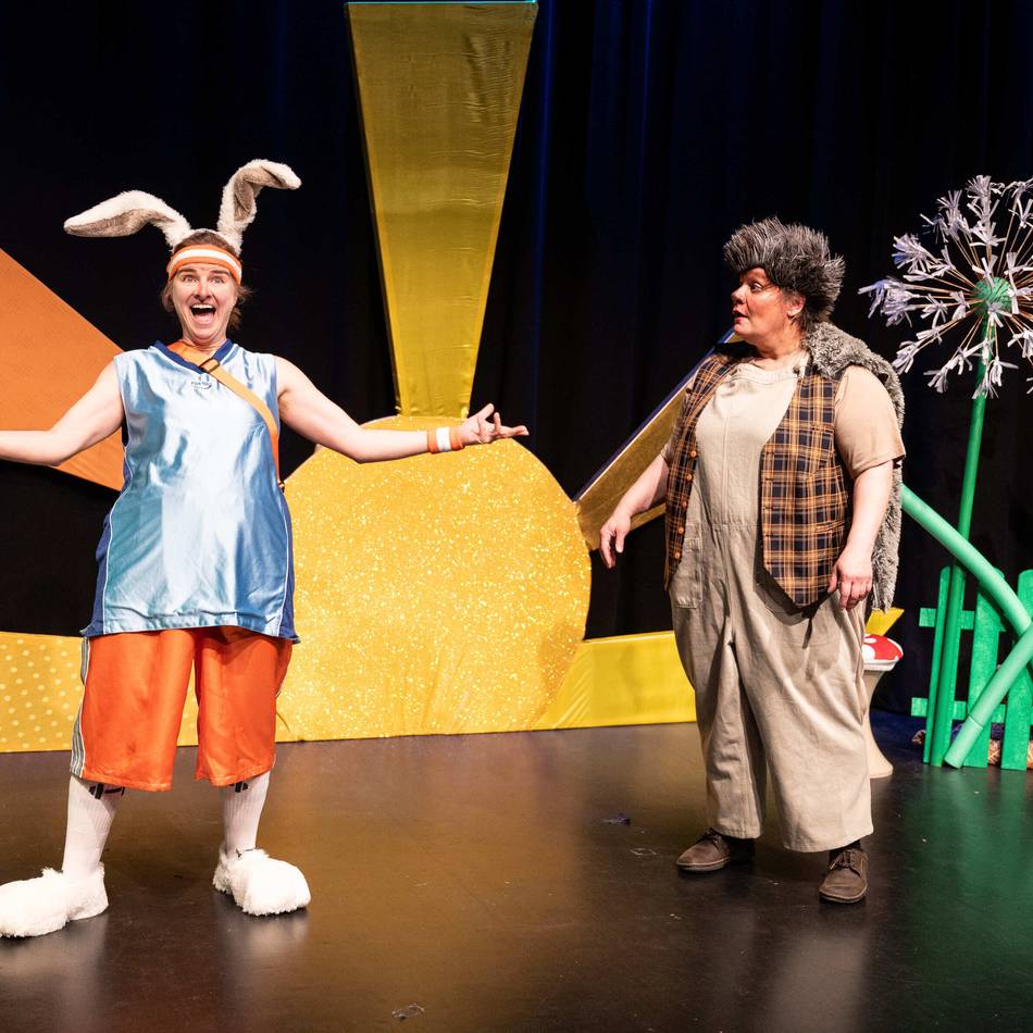 Auf ein Rennen nach Buxtehude: Neusser TAS zeigt „Hase und Igel“ mit Ohrwurm-Garantie