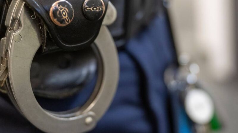 Polizei Mönchengladbach nimmt ihn in Gewahrsam: 33-Jähriger springt vor Autos und schlägt auf Fahrer ein