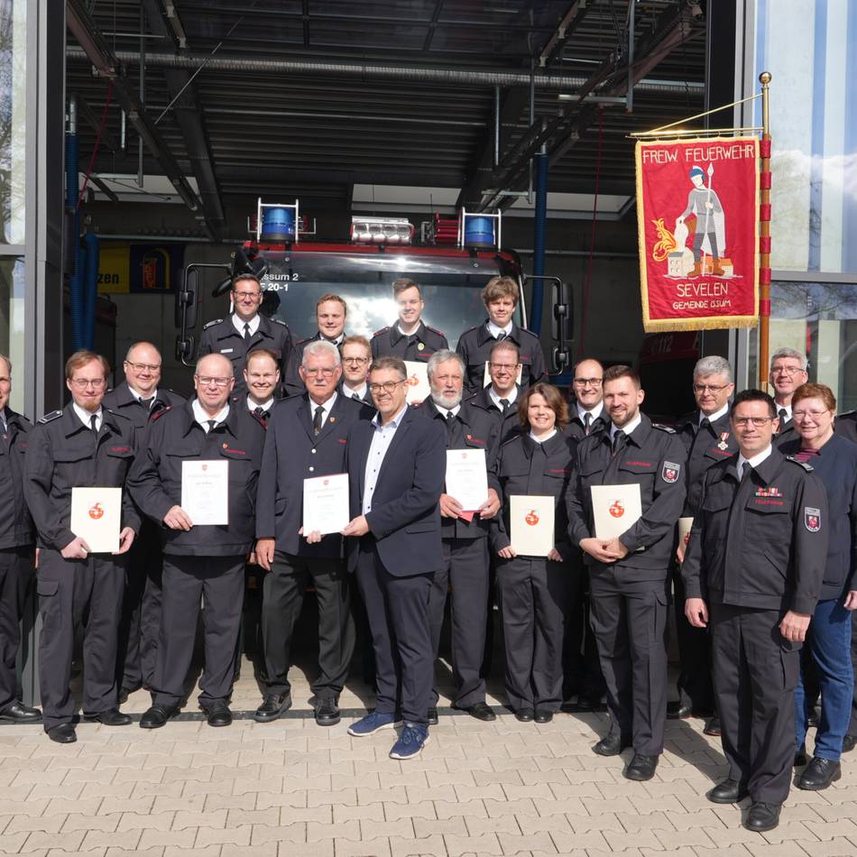Jahreshauptversammlung der Feuerwehr: Löschzüge Issum und Sevelen zeichnen verdiente Kameraden aus