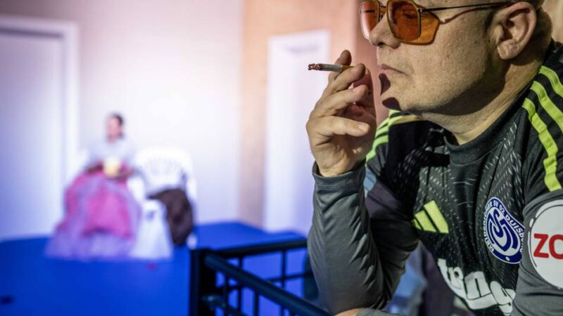 Uraufführung in Moers: STM zeigt neues Stück über Einsamkeit und Nähe