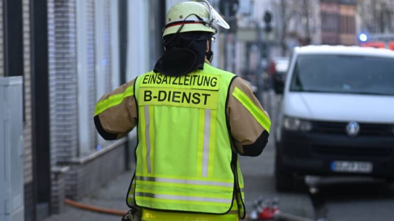 Feuerwehreinsatz in Krefeld: Großer Wohnungsbrand an der Hubertusstraße – Polizei ermittelt