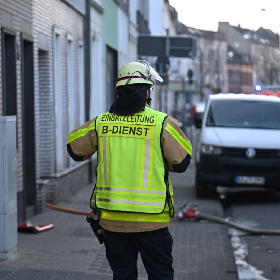 Feuerwehreinsatz in Krefeld: Großer Wohnungsbrand an der Hubertusstraße – Polizei ermittelt