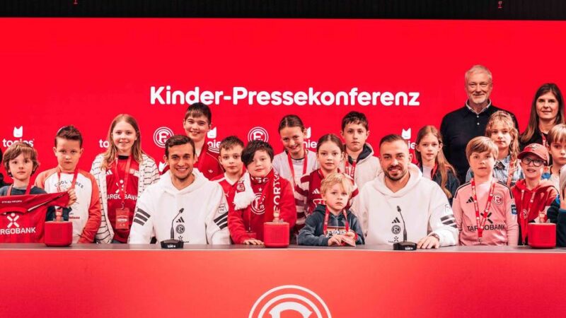 Besondere Pressekonferenz mit Kindern: Bei dieser Frage sind sich die Fortuna-Profis Oberdorf und Kastenmeier schnell einig