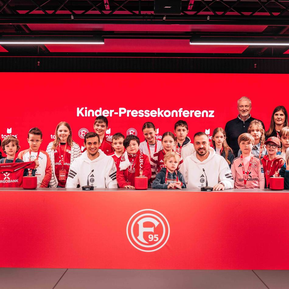 Besondere Pressekonferenz mit Kindern: Bei dieser Frage sind sich die Fortuna-Profis Oberdorf und Kastenmeier schnell einig