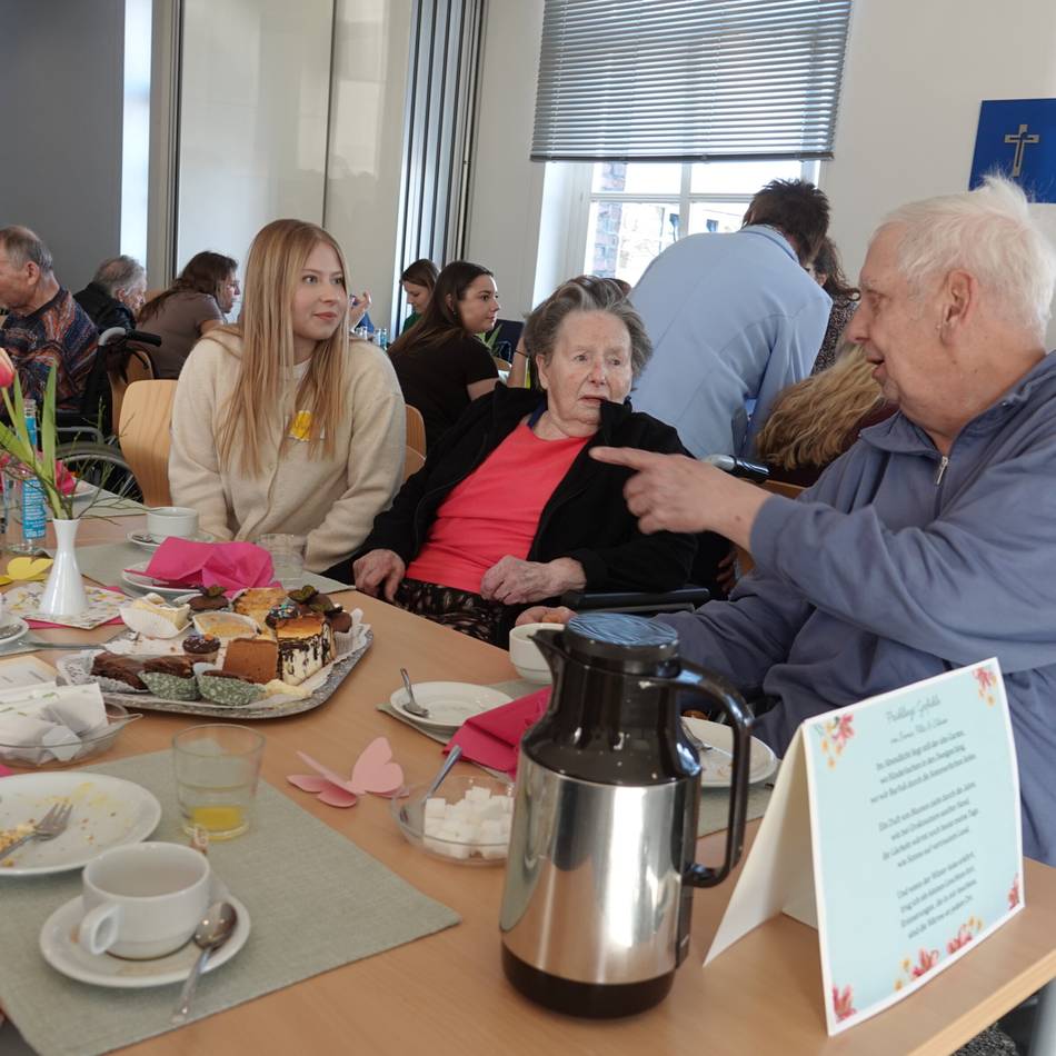 Frühlingscafé mit Bingo, Musik und „Volleyball“: Die Liebfrauenschule Geldern bringt Generationen zusammen