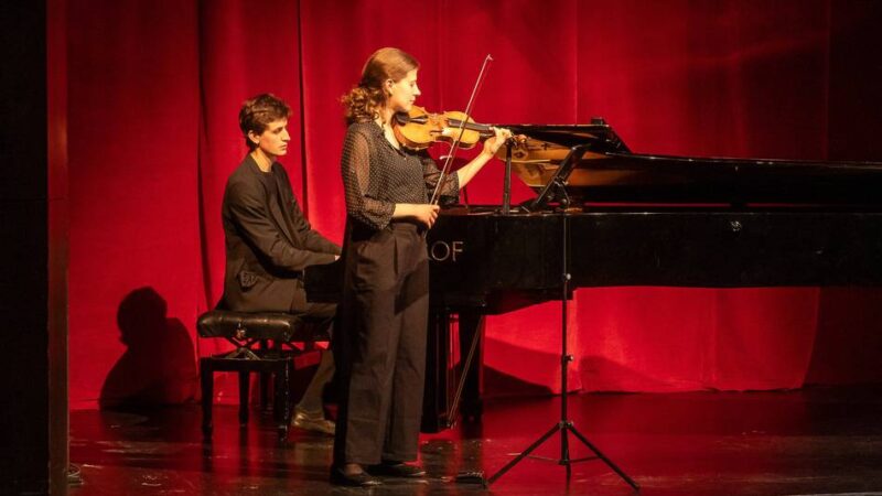 Schauspiel und Musik in Neuss: Junge Talente überzeugen im Landestheater