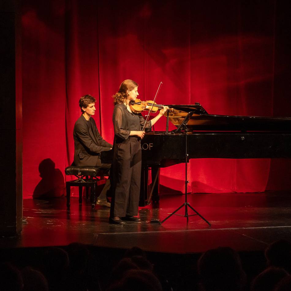 Schauspiel und Musik in Neuss: Junge Talente überzeugen im Landestheater