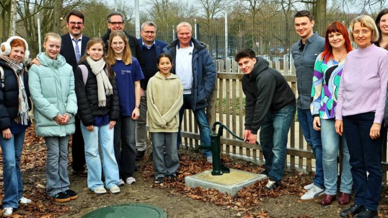 Am GHG in Dinslaken: Schwengelpumpe eingeweiht – „Den Hahn aufdrehen kann ja jeder“