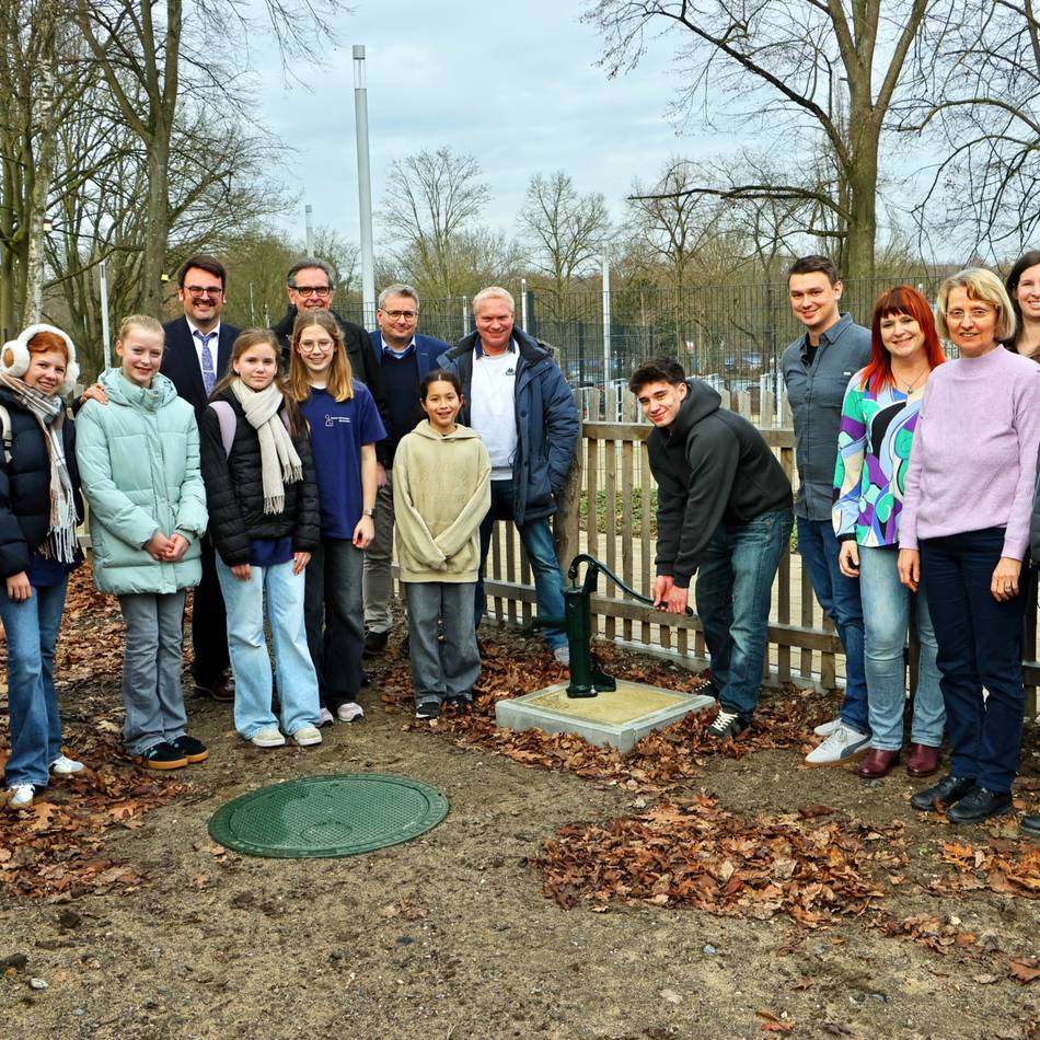 Am GHG in Dinslaken: Schwengelpumpe eingeweiht – „Den Hahn aufdrehen kann ja jeder“