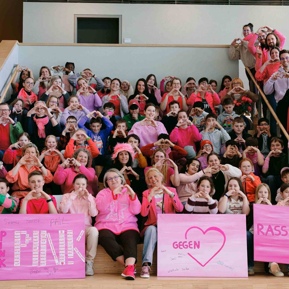 Aktion „Pink gegen Rassismus“ in Geldern: Gesamtschüler setzen Zeichen für Vielfalt, Respekt und Zusammenhalt