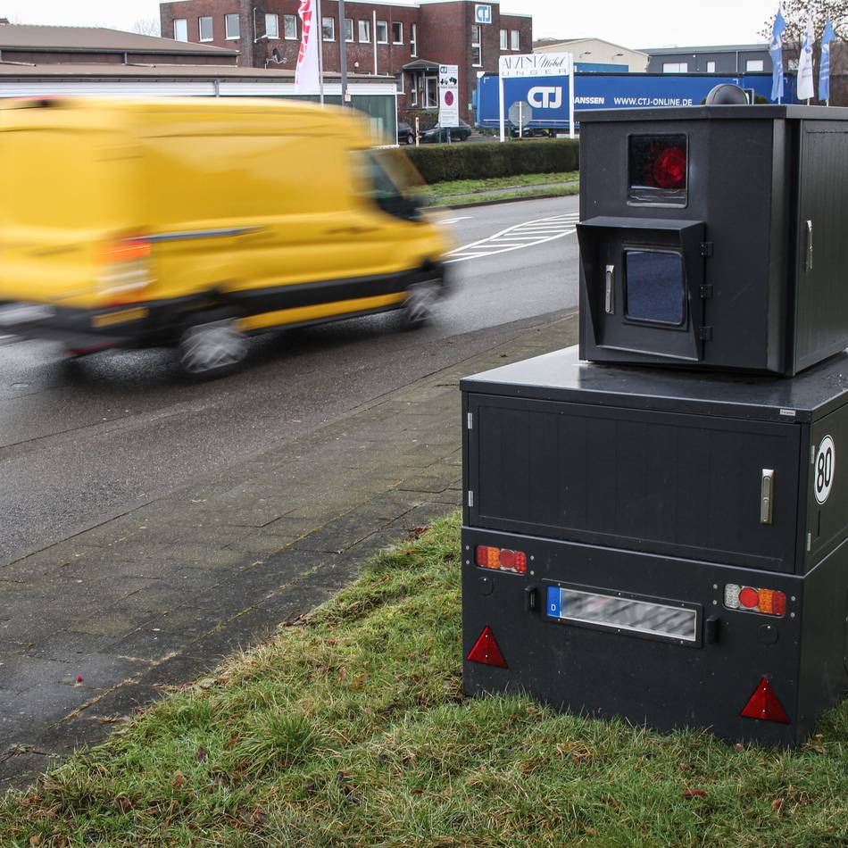 „Blitzer“ in Grevenbroich beschädigt: Stadt erstattet Anzeige nach neuerlicher Attacke auf Radar-Falle