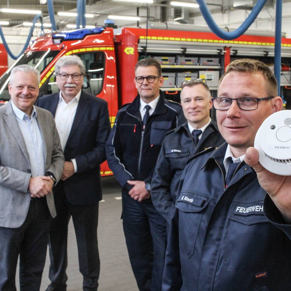 Sicherheit bei den Rettern: Feuerwehr Grevenbroich rüstet Rauchmelder im eigenen Haus nach