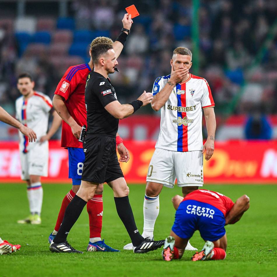 Szene im Video: Gegner in den Bauch geboxt – Podolski sieht Rot nach zwei Minuten