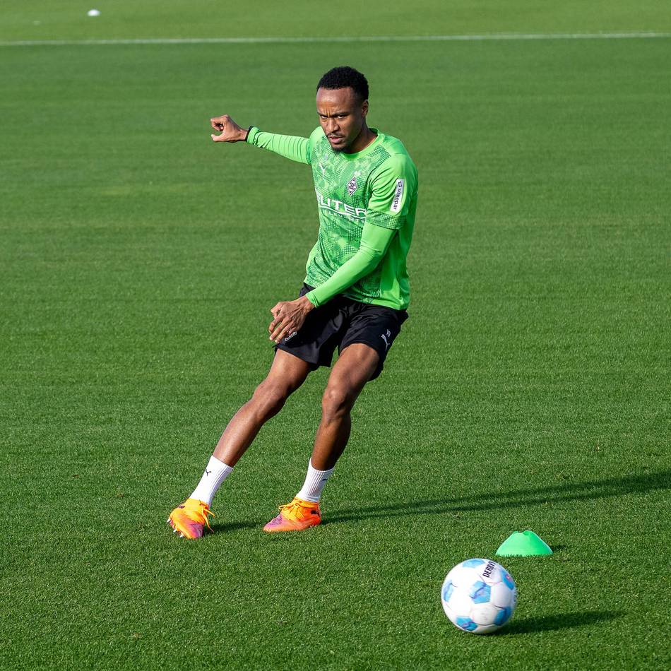 Borussias Start in die Bayern-Woche: Ngoumou kehrt zurück ins Mannschaftstraining – Wieder Zwangspause für Hack