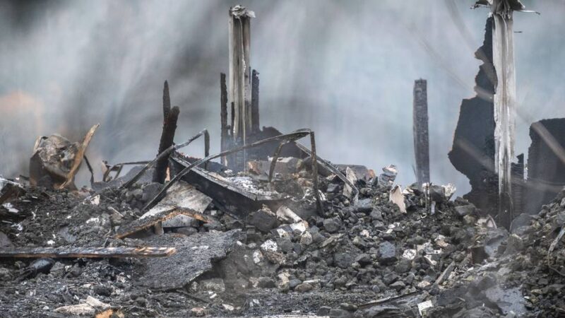 Beachbar komplett zerstört: Wird das Freibad am Wolfssee nach dem Brand wieder öffnen?