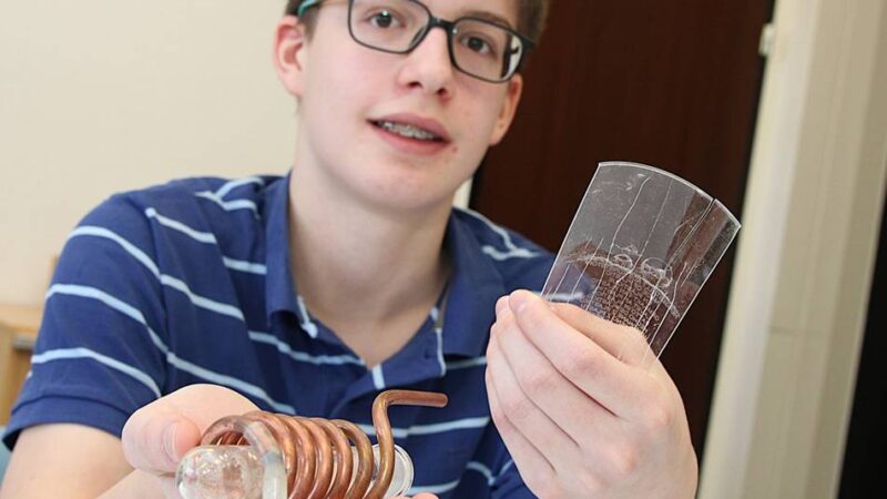 Neusser Schüler holt sich Regionalsieg bei „Jugend forscht“: Mit brennendem Plastik gegen die Verschmutzung des Meeres ankämpfen