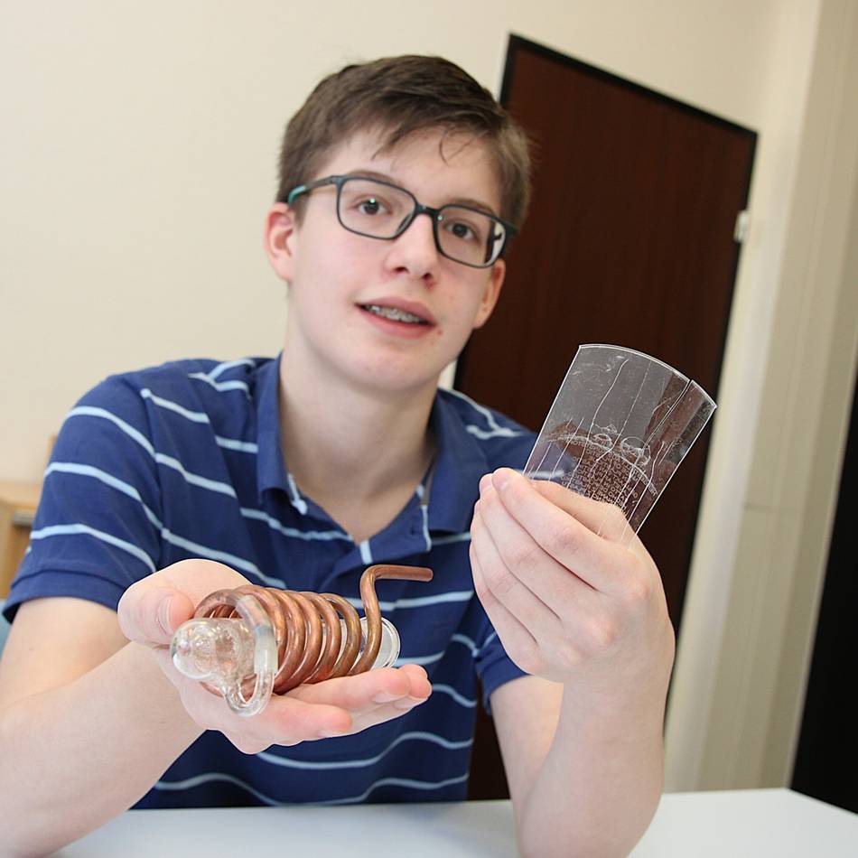 Neusser Schüler holt sich Regionalsieg bei „Jugend forscht“: Mit brennendem Plastik gegen die Verschmutzung des Meeres ankämpfen