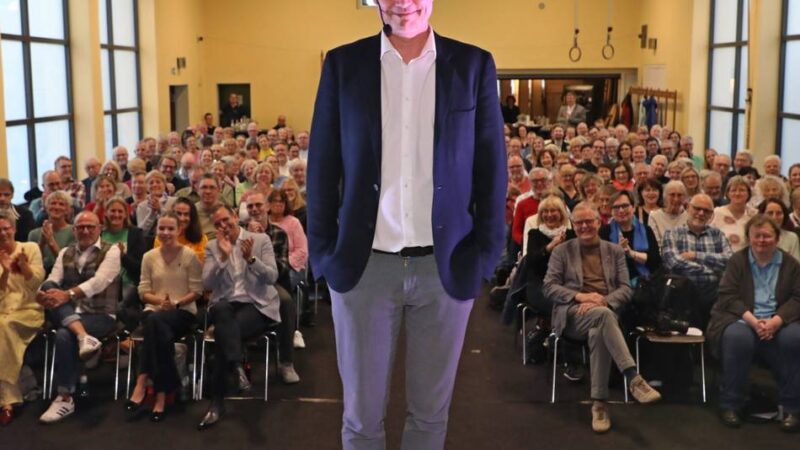 Kultur in Grevenbroich: Benefiz-Kabarett bringt 4000 Euro für Sportstätte ein