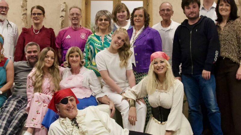 Mitspielerinnen und Mitspieler willkommen: Theaterverein Gemütlichkeit startet fröhlich in neue Saison