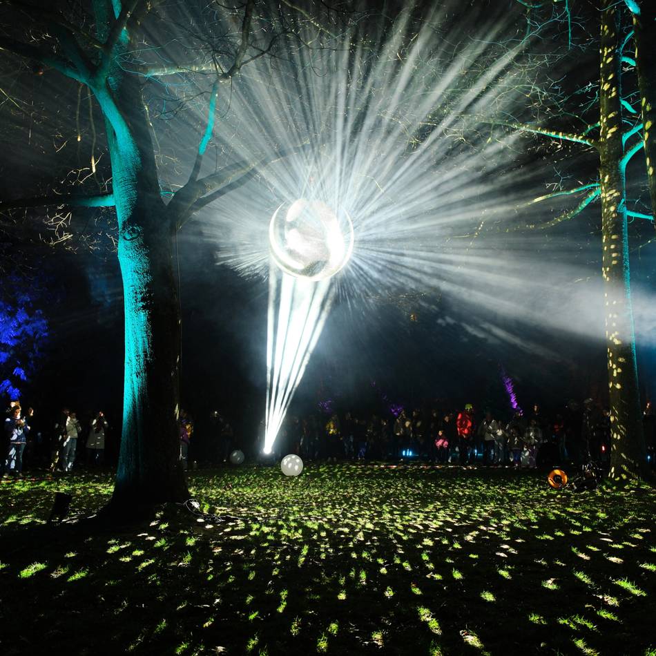 Ratinger Highlight: So schön leuchtet der Poensgenpark zum Stadtjubiläum