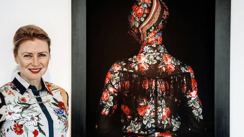 Reihe „Das Rote Sofa“: Künstlerinnen nehmen auf dem Sofa Platz