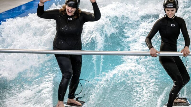 Selbstversuch auf dem Surfbrett: So surft es sich auf der Welle im „Rheinriff“