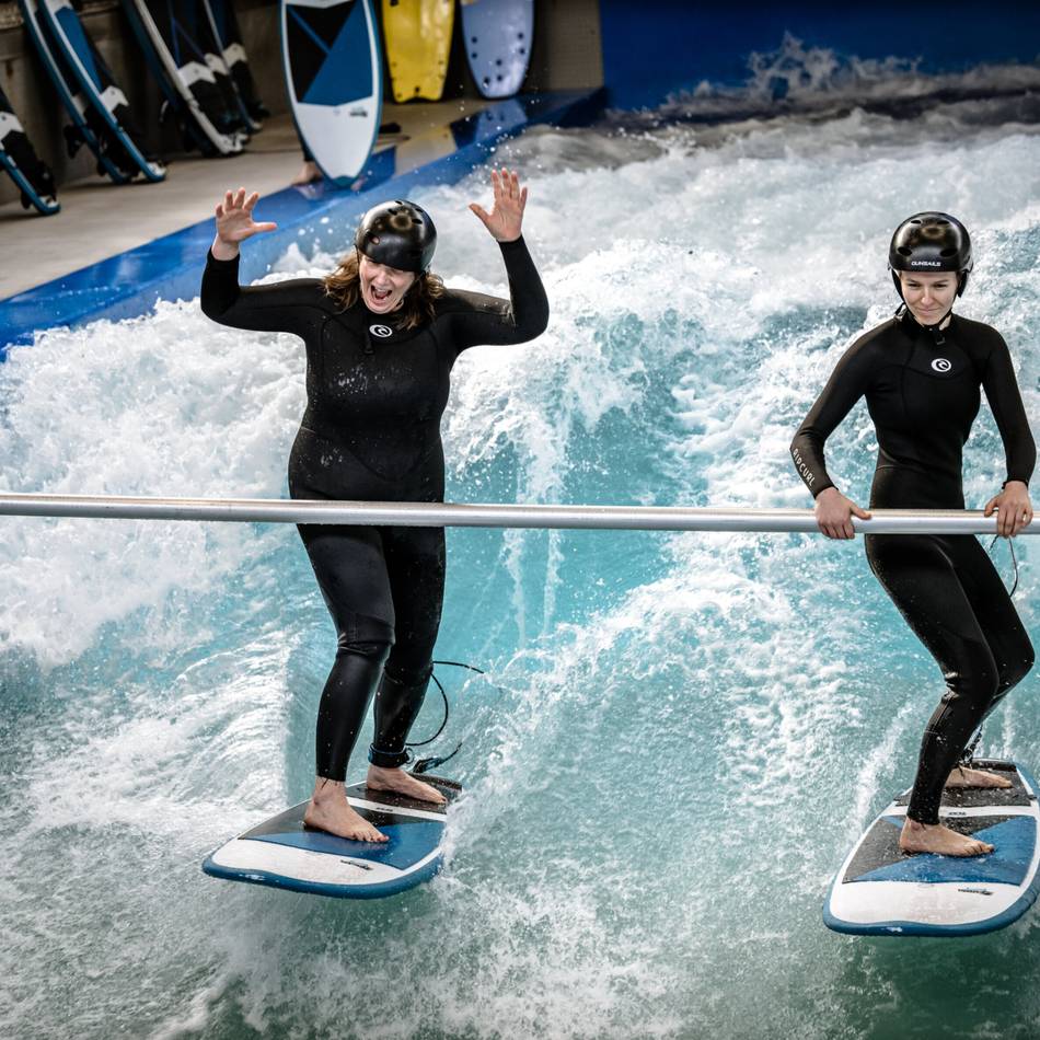 Selbstversuch auf dem Surfbrett: So surft es sich auf der Welle im „Rheinriff“
