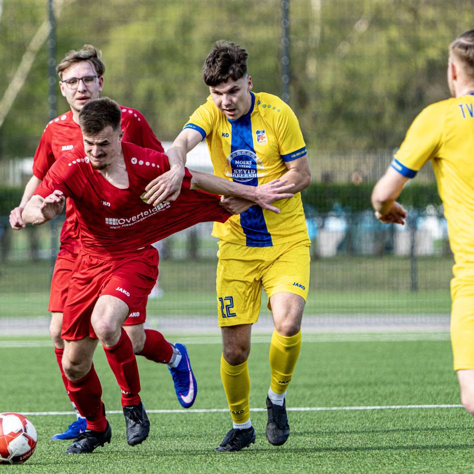 SSV Lüttingen gewinnt 3:2: Rettungswagen-Einsatz beim Spitzenspiel in Asberg