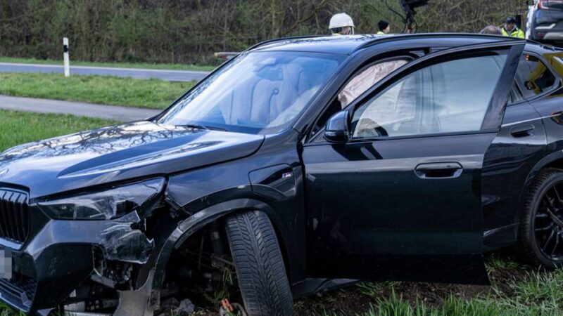 Zwei Elektroautos kollidiert: Zwei Verletzte bei Verkehrsunfall in Veen