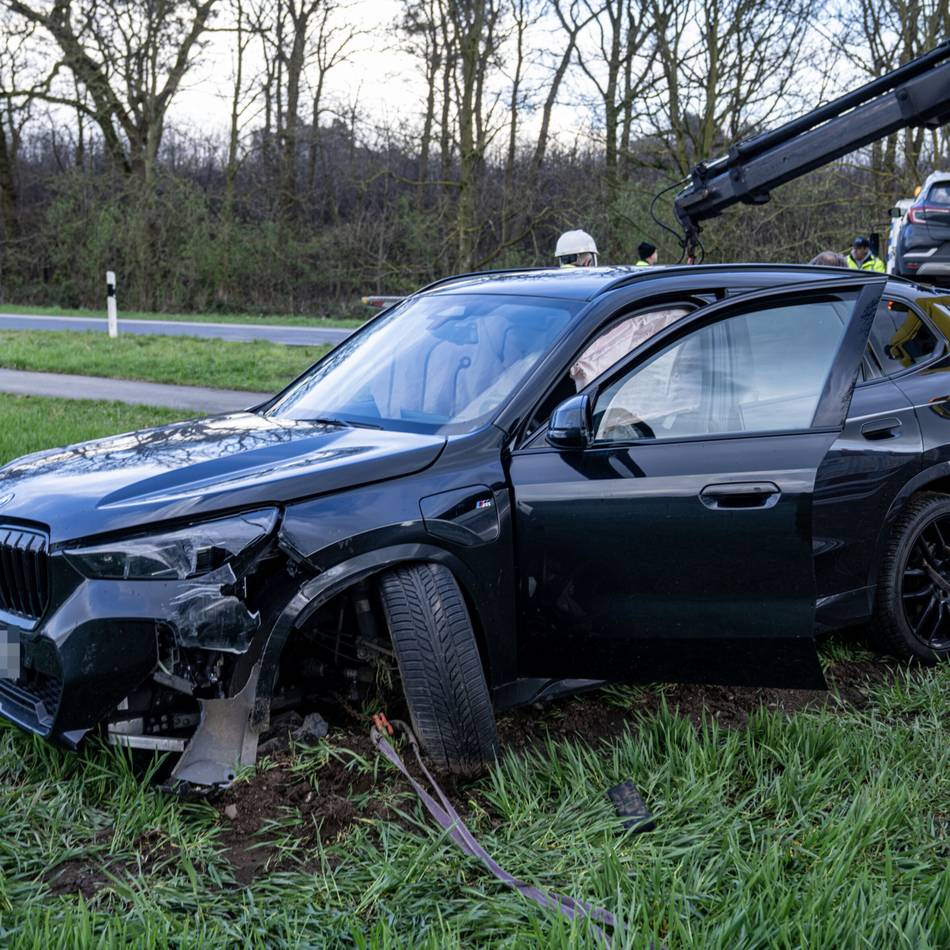 Zwei Elektroautos kollidiert: Zwei Verletzte bei Verkehrsunfall in Veen
