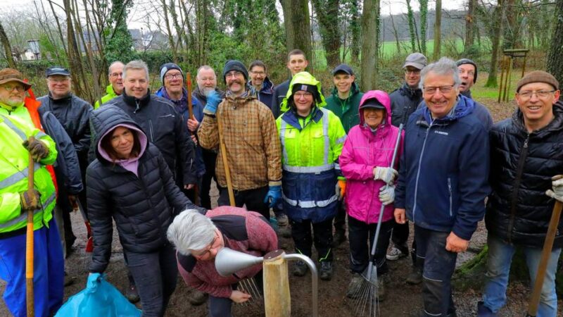 Im Rahmen des Waldfegens: Neues Spielgerät am Waldspielplatz Bönninghardt eingeweiht