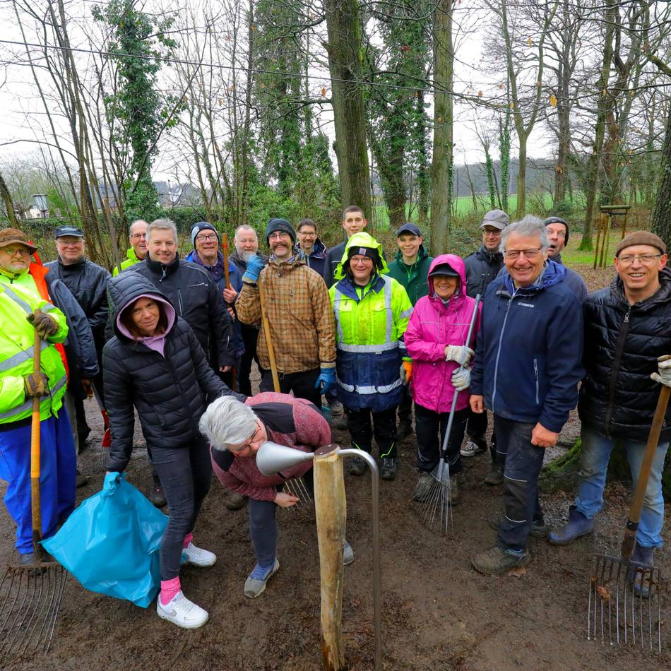 Im Rahmen des Waldfegens: Neues Spielgerät am Waldspielplatz Bönninghardt eingeweiht
