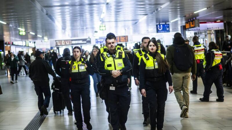 Düsseldorfer Hauptbahnhof: Auf Streife mit der DB Sicherheit – und dann liegt da einer auf der Rolltreppe
