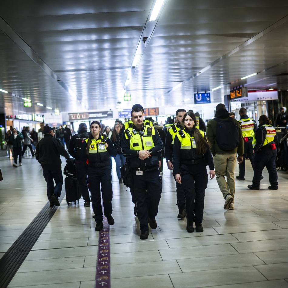 Düsseldorfer Hauptbahnhof: Auf Streife mit der DB Sicherheit – und dann liegt da einer auf der Rolltreppe