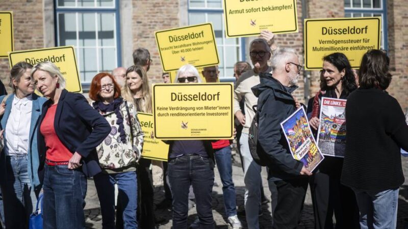 Demo vor dem Düsseldorfer Rathaus: „Solange man eine neue Oper plant, kann das Geld noch nicht so knapp sein“
