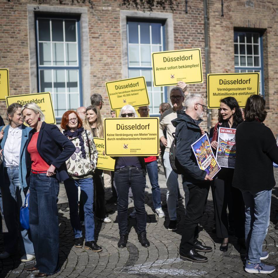 Demo vor dem Düsseldorfer Rathaus: „Solange man eine neue Oper plant, kann das Geld noch nicht so knapp sein“