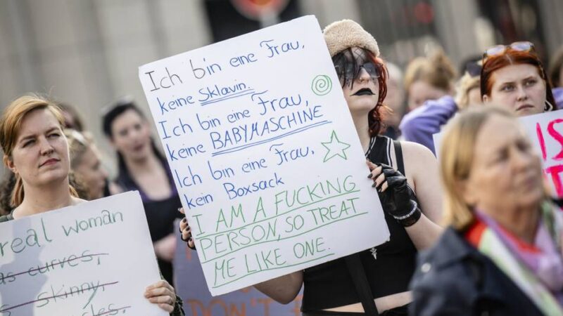 „Frauenstreik“ in Düsseldorf: „Wir sind heute nicht für euch zuständig“ – 350 Menschen demonstrieren für Gleichstellung