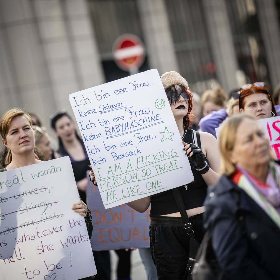 „Frauenstreik“ in Düsseldorf: „Wir sind heute nicht für euch zuständig“ – 350 Menschen demonstrieren für Gleichstellung