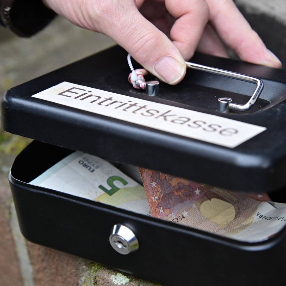 Kuriose Polizeimeldungen: Diebe stehlen leere Kasse aus Hofladen und Stoppschild