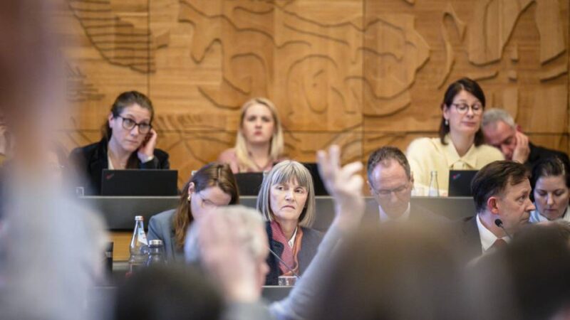 Rat beschließt Haushalt: Großer Streit um Düsseldorfs Finanzkrise – „Die Party ist endgültig vorbei“