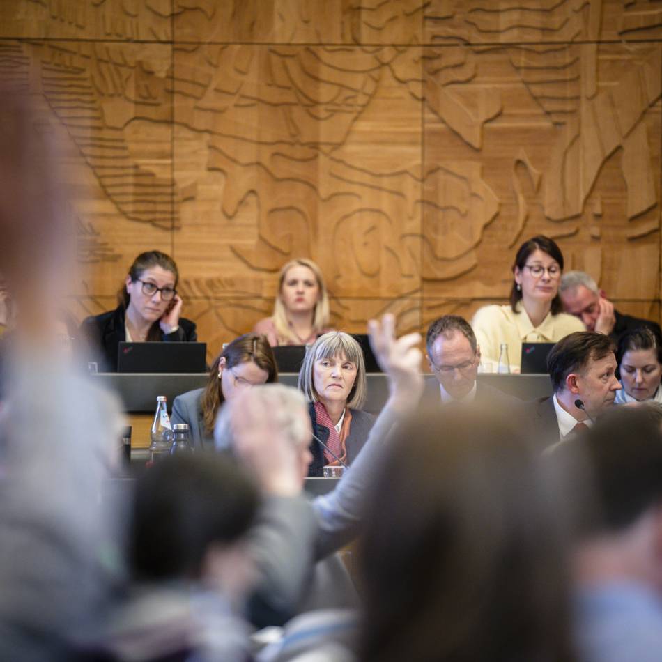 Rat beschließt Haushalt: Großer Streit um Düsseldorfs Finanzkrise – „Die Party ist endgültig vorbei“