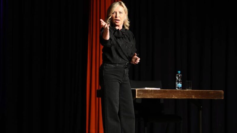 Kabarett in Korschenbroich: Simone Solga provoziert – und das Publikum mag es