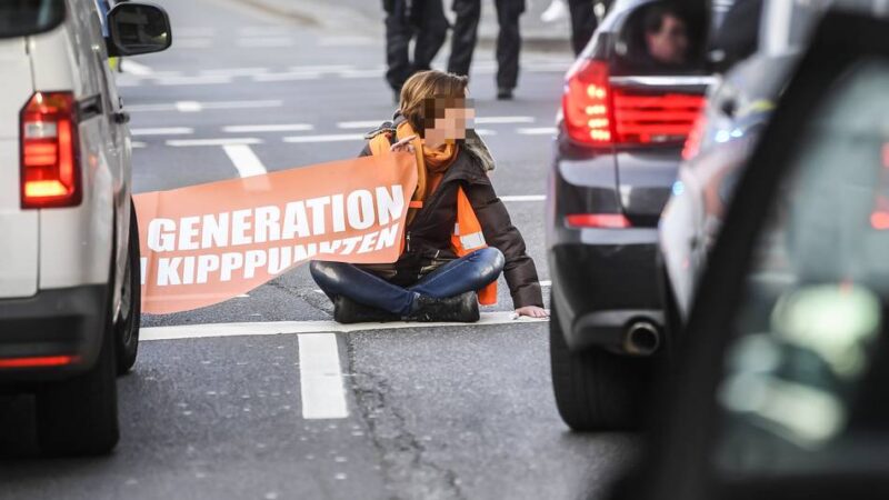 Protest in Düsseldorf: Klima-Aktivisten blockieren Straßen – Verfahren vorerst eingestellt