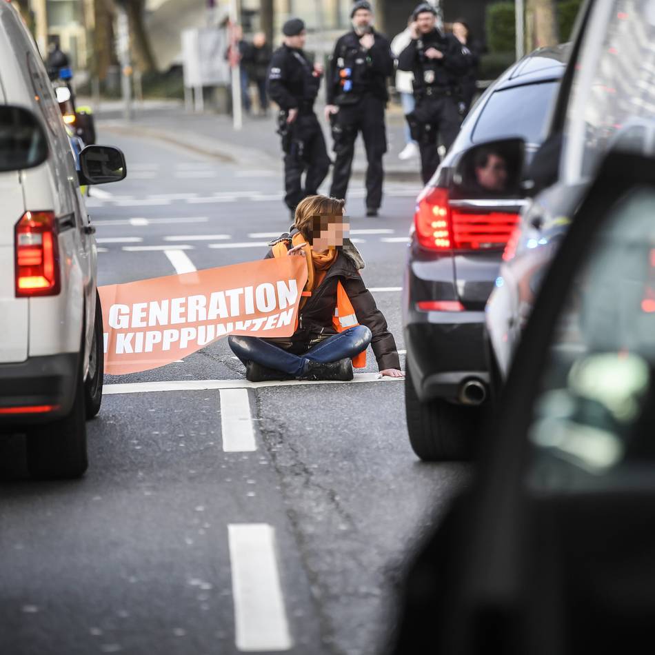 Protest in Düsseldorf: Klima-Aktivisten blockieren Straßen – Verfahren vorerst eingestellt