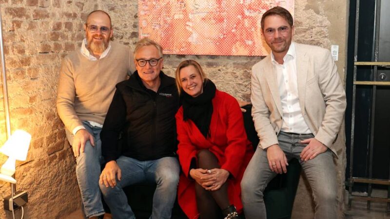 Ausstellung in Mönchengladbacher WineBank: Weibliche Kunst hinter vergitterten Weintresoren