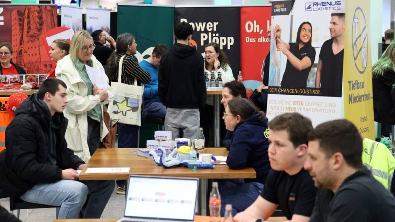 Ausbildungsmesse der IHK Mittlerer Niederrhein: Wer fünf Firmen datet, bekommt eine Stadionführung